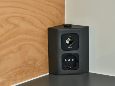 12V/220V/USB sockets